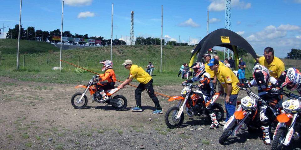 Unter Anleitung unserer Trainer fahren die Motocross-Neulinge ihre ersten Meter auf einem Mx-Bike bei einem unserer Motocross Schnupperkurse.