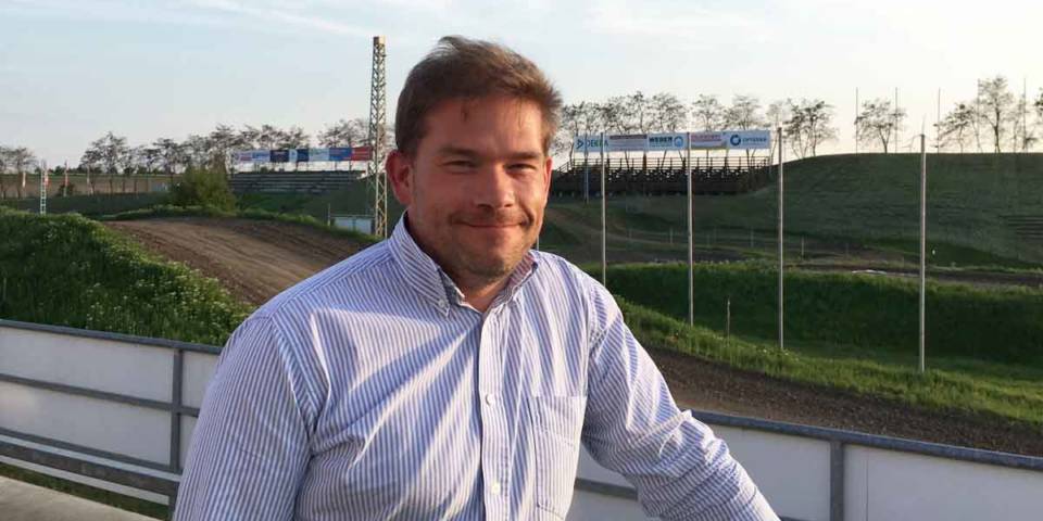 Karsten Schneider vor dem TALKESSEL, dem Versuchsfeld für seine elektronische Lichtsignale