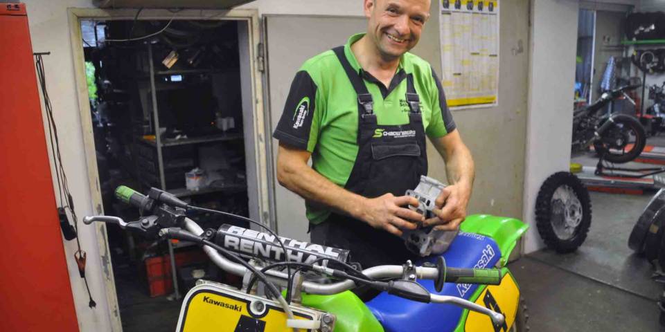 Hardy Schadenberg präpariert seine historischen Kawa