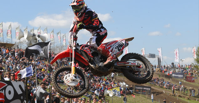 Auch der slowenische Motocross-Star Tim Geiser könnte im Talkessel ich starten, wenn nicht Track Marshalls die Strecke sichern würden.