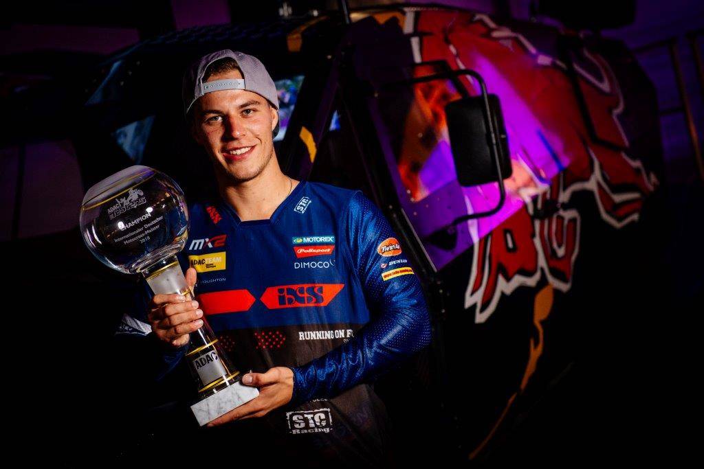 Henry Jacobi mit dem Siegerpokal der ADAC MX Masters-Serie