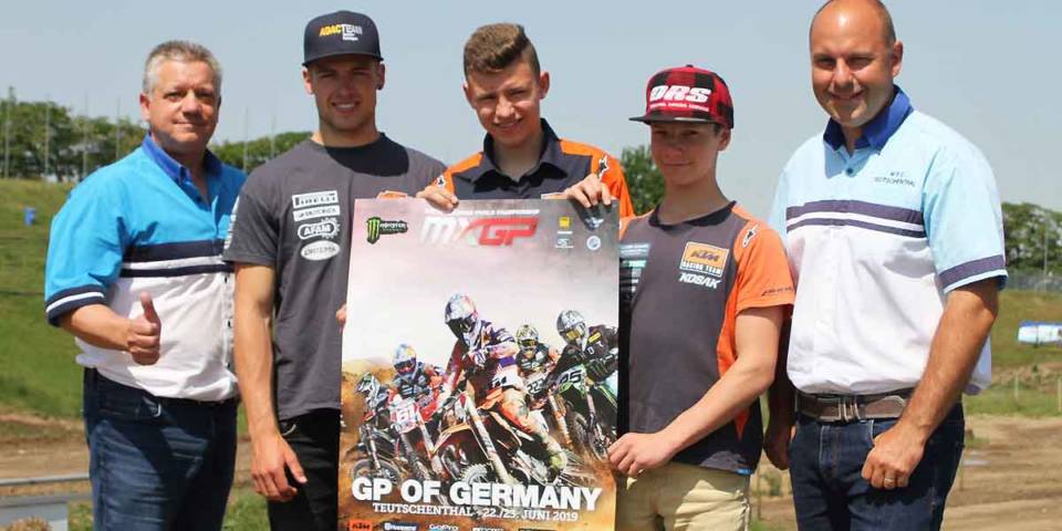 Fahrer und Klubvertreter mit Plakat zur Motocross-Weltmeisterschaft 2019